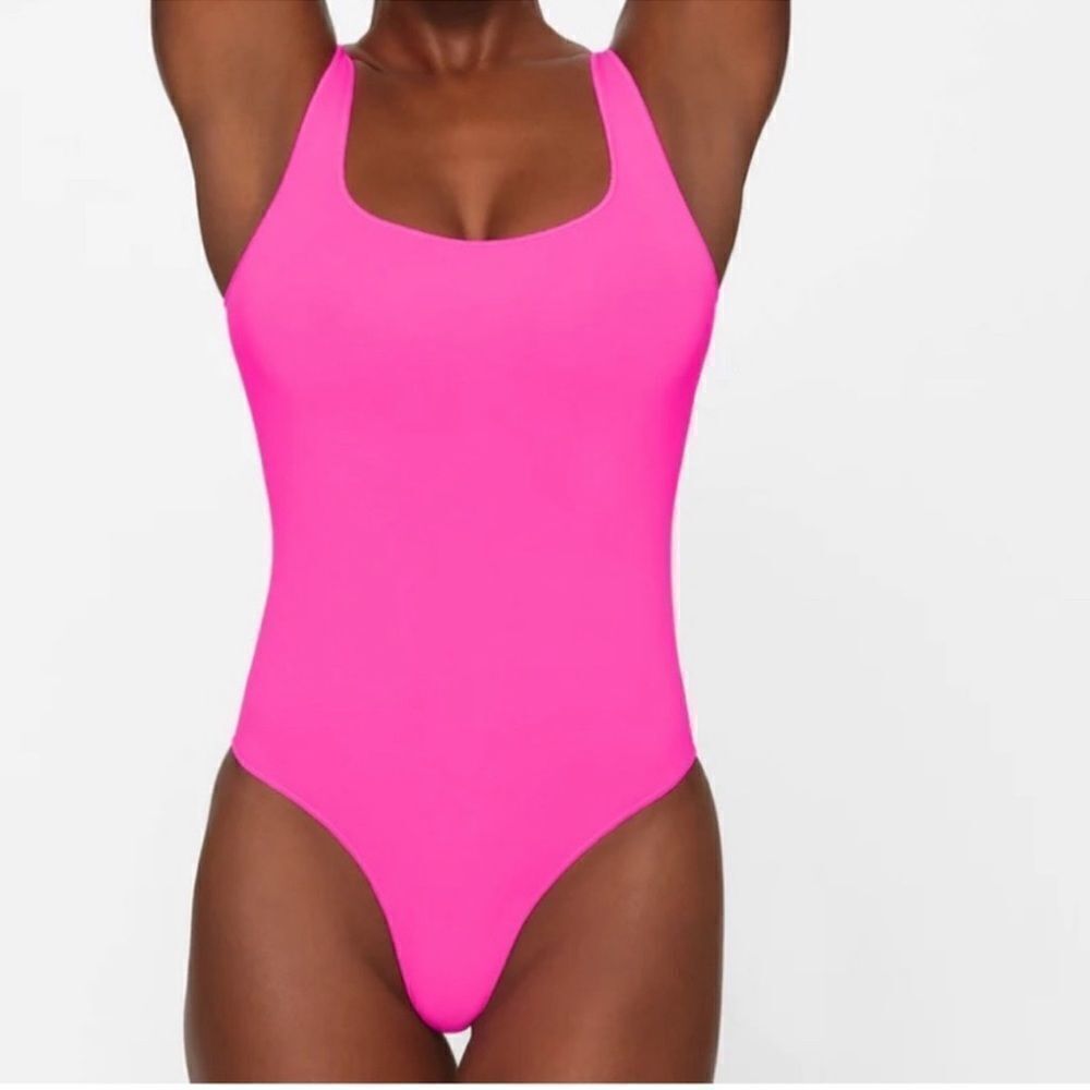 Skims Essentials Scoop Neck Bodysuit NWT